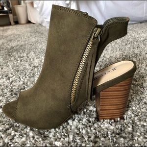Peep-toe summer booties